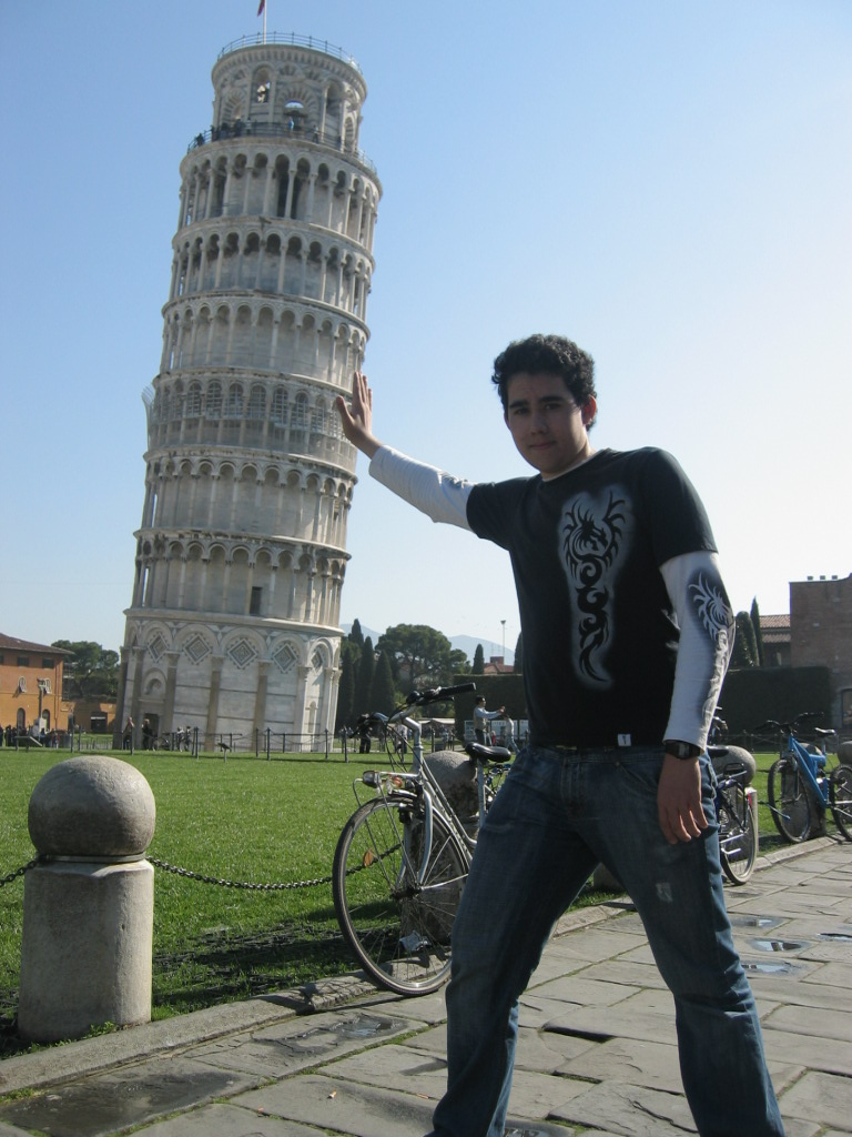 Niño sujetando la torre Pisa